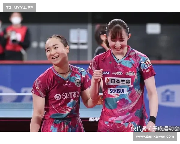 日本球迷赛后拾废弃加油棒制作纪念品展现环保精神与文化传承